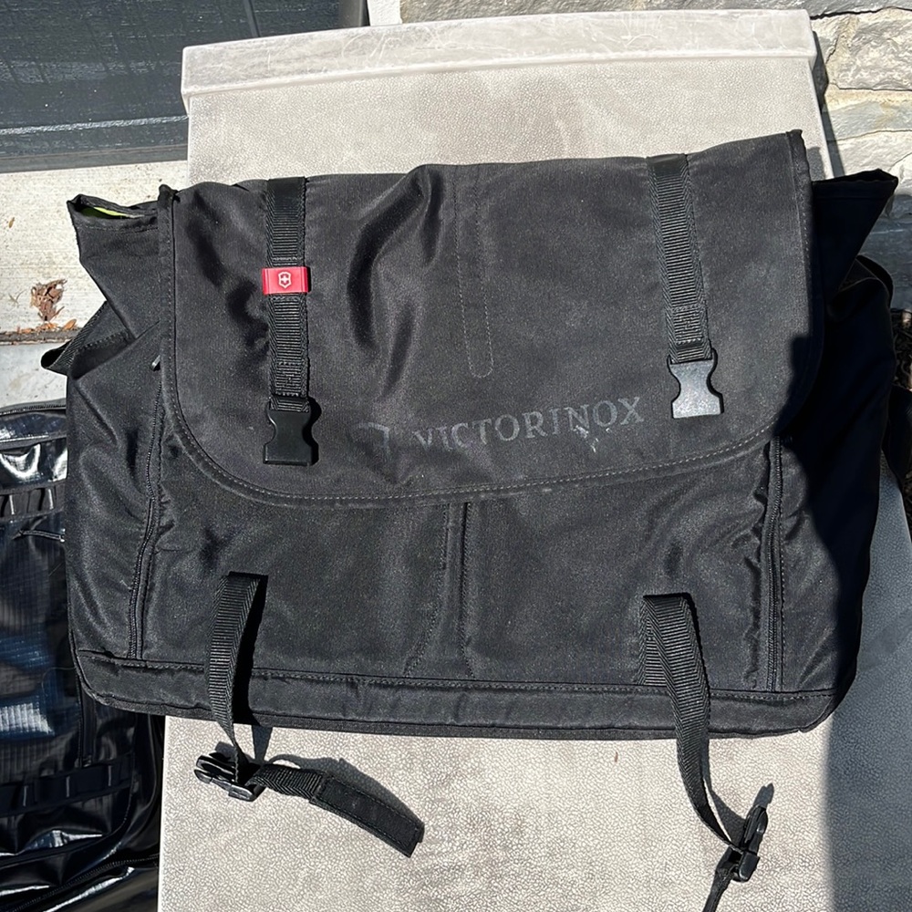 Victorinox Nylon Black Laptop Computer Commuter Messenger Bag